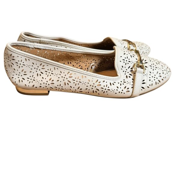 Report Women's Flats Cutouts Gold Buckle Gold Trim Heels Whte.  Size 11 - Picture 3 of 5